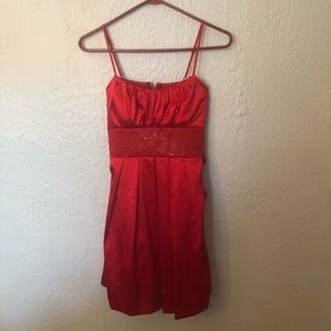 Red dress with shimmer and cute back bow 💃🏼